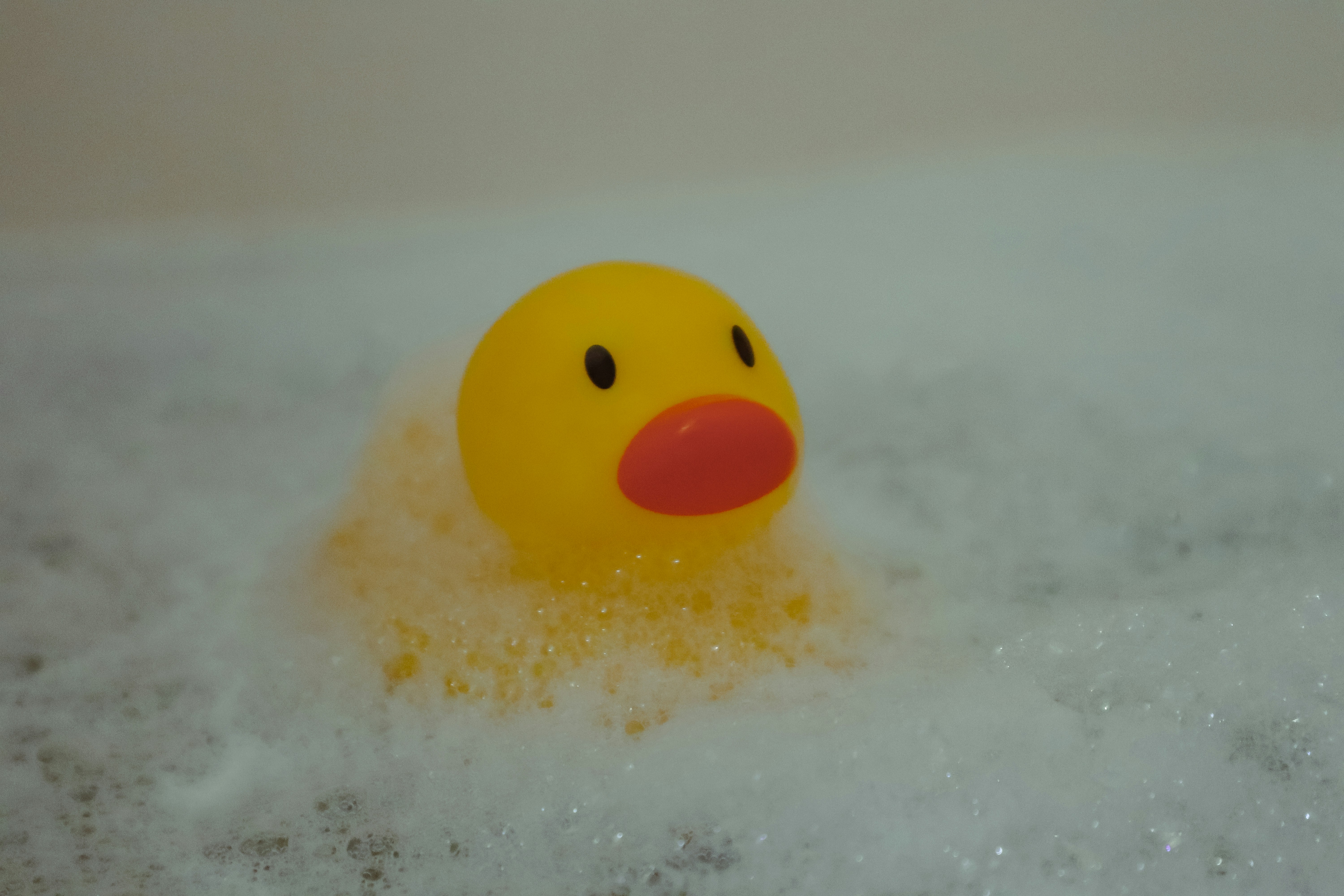 透明な銀泉の露天風呂に浸かりながら木々の緑を眺めるリラックスした風景