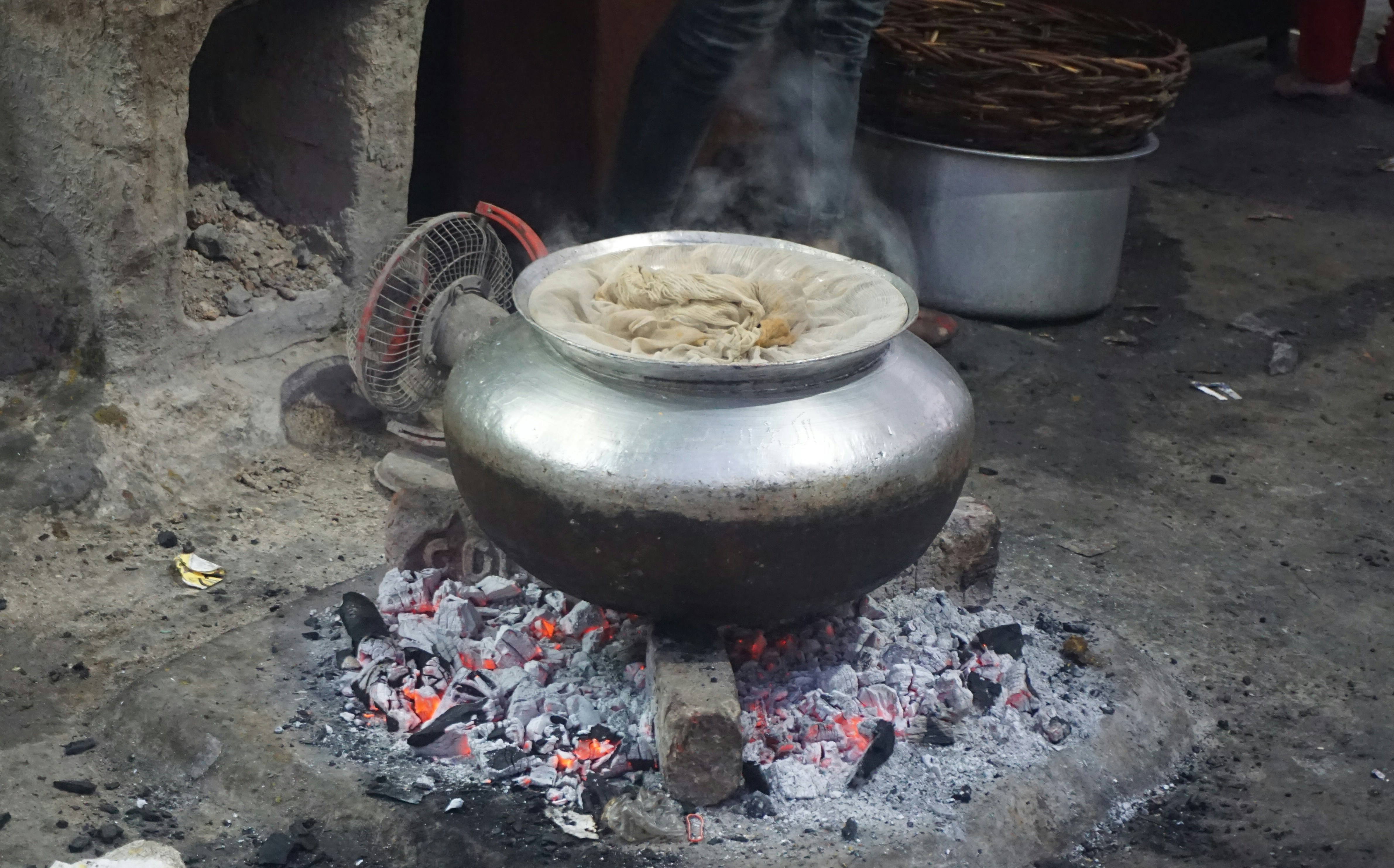テーブルに並んだ温泉卵やおっきりこみうどん、地酒スイーツなど郷土料理の盛り合わせ