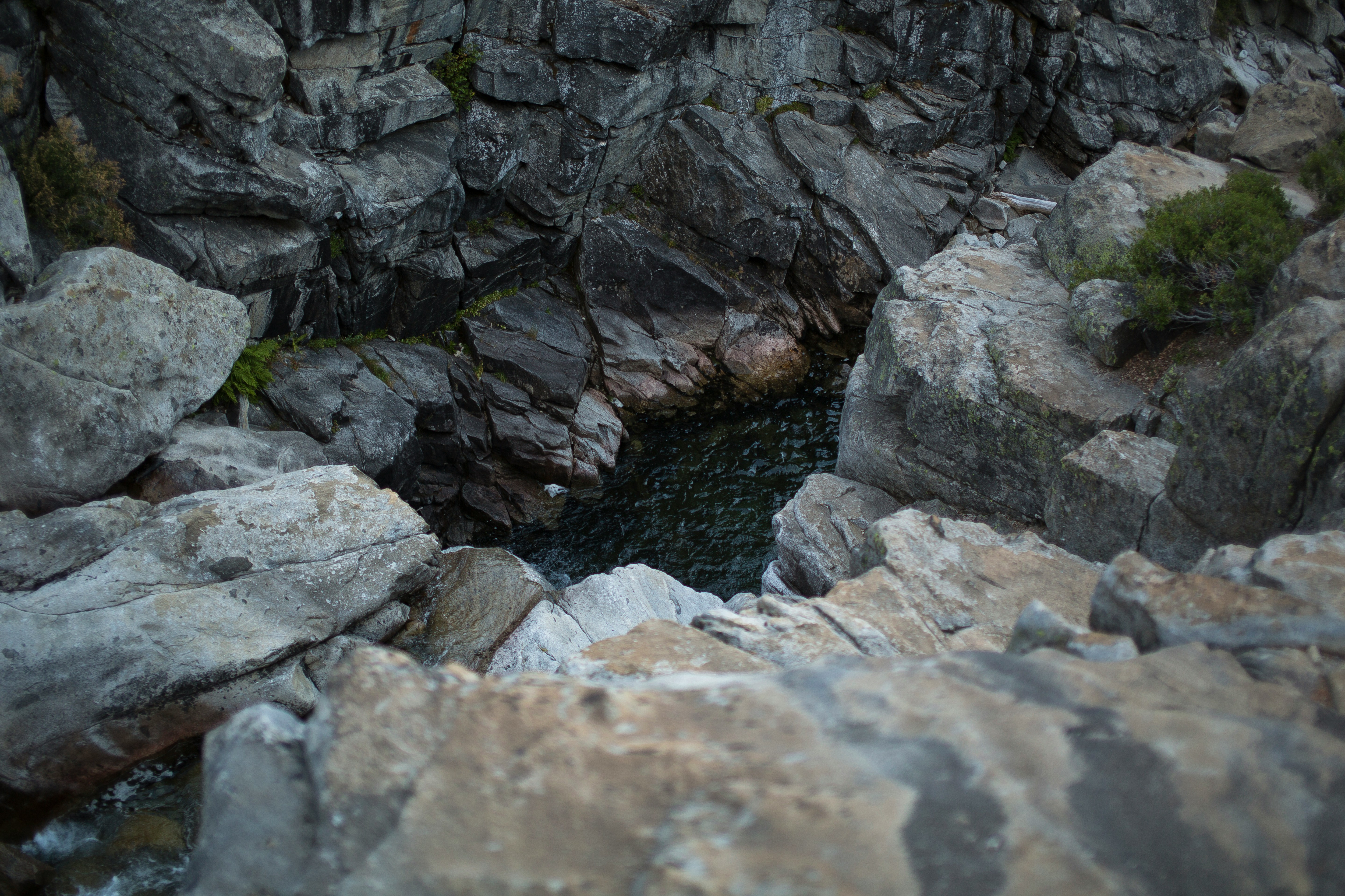 海沿いの露天風呂から夕日を望む風景