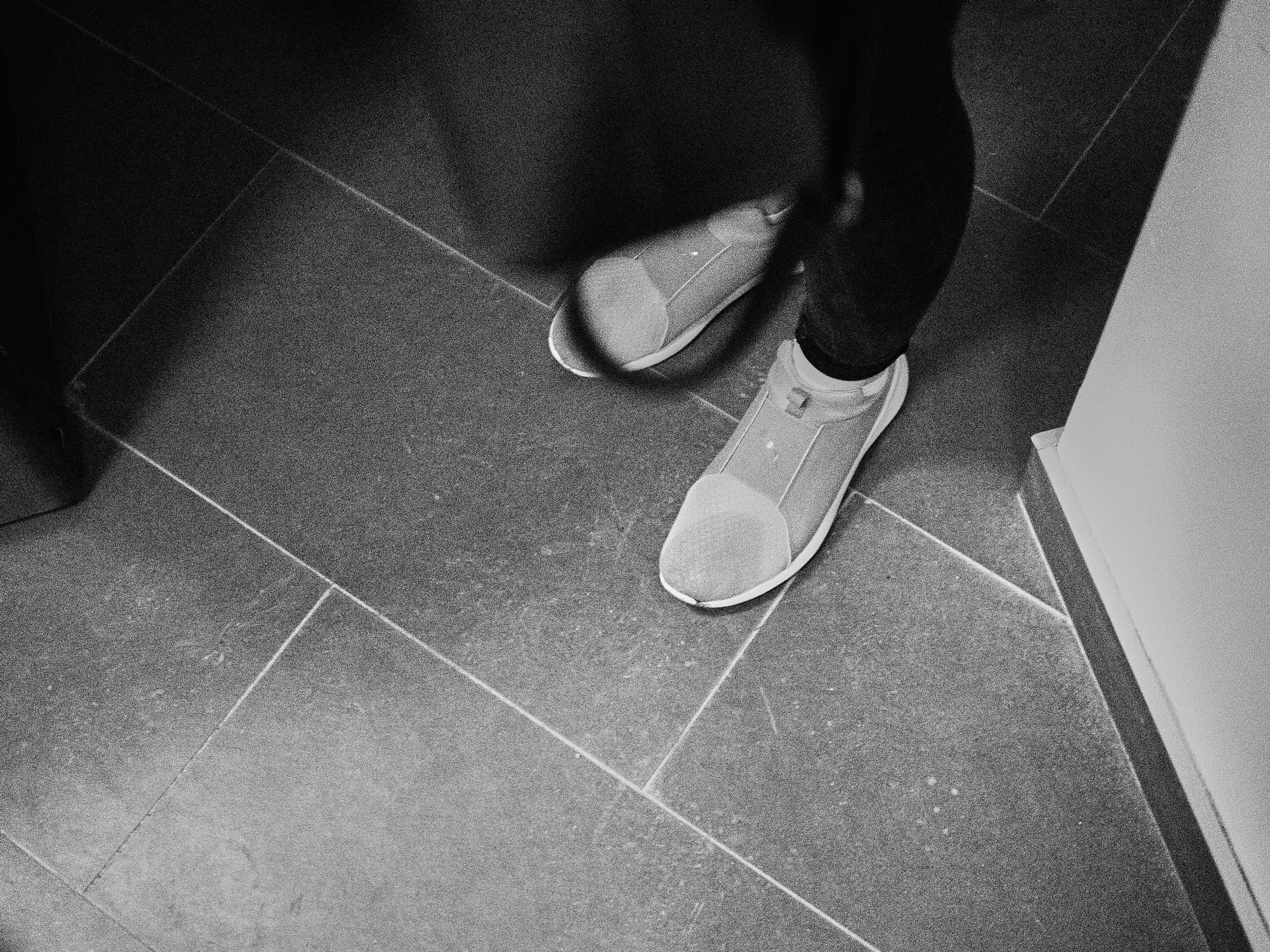 熱海銀座商店街を浴衣姿で歩きながら食べ歩きを楽しむ様子