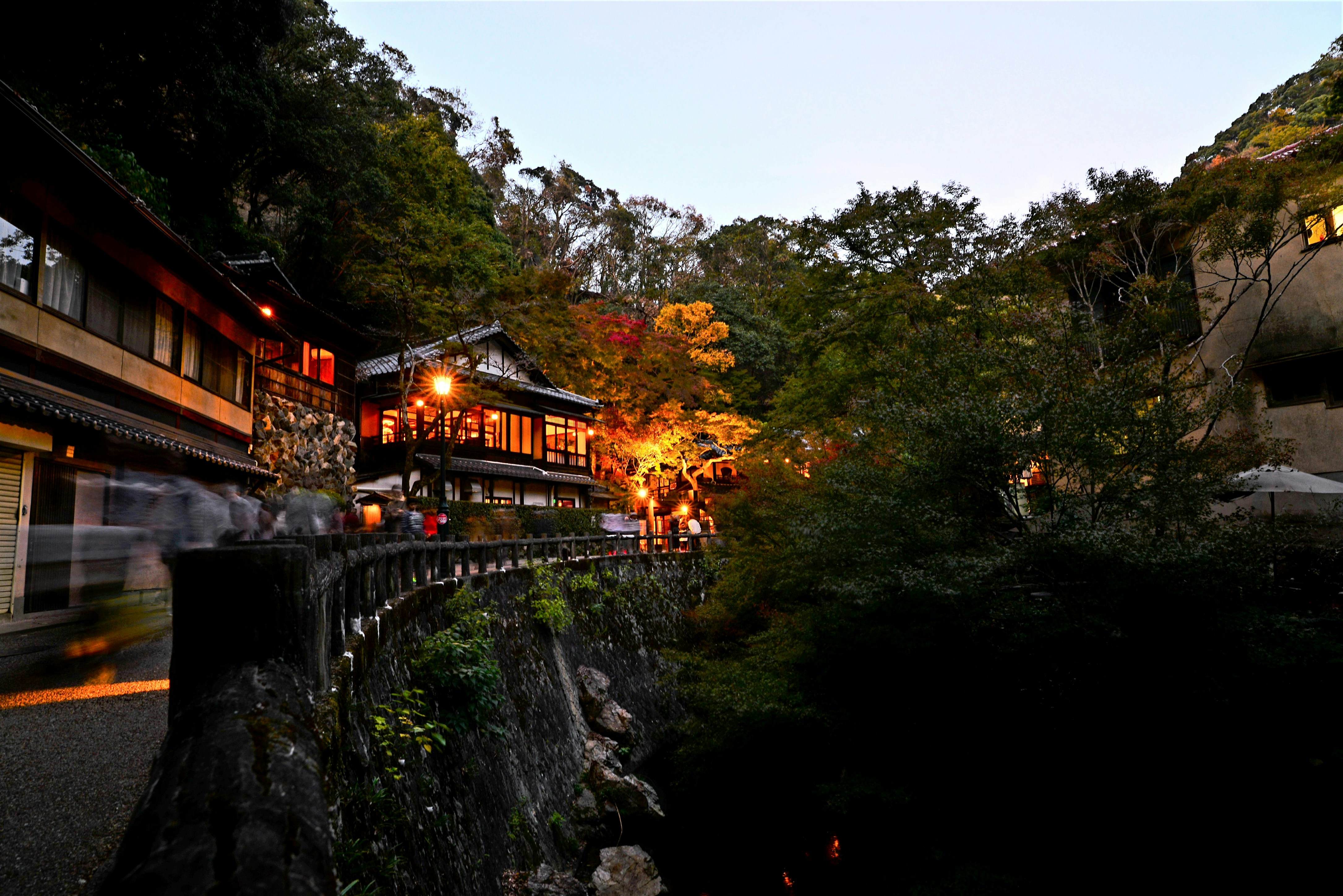秋の紅葉に包まれた山里と、その中に佇む松之山温泉の温泉街