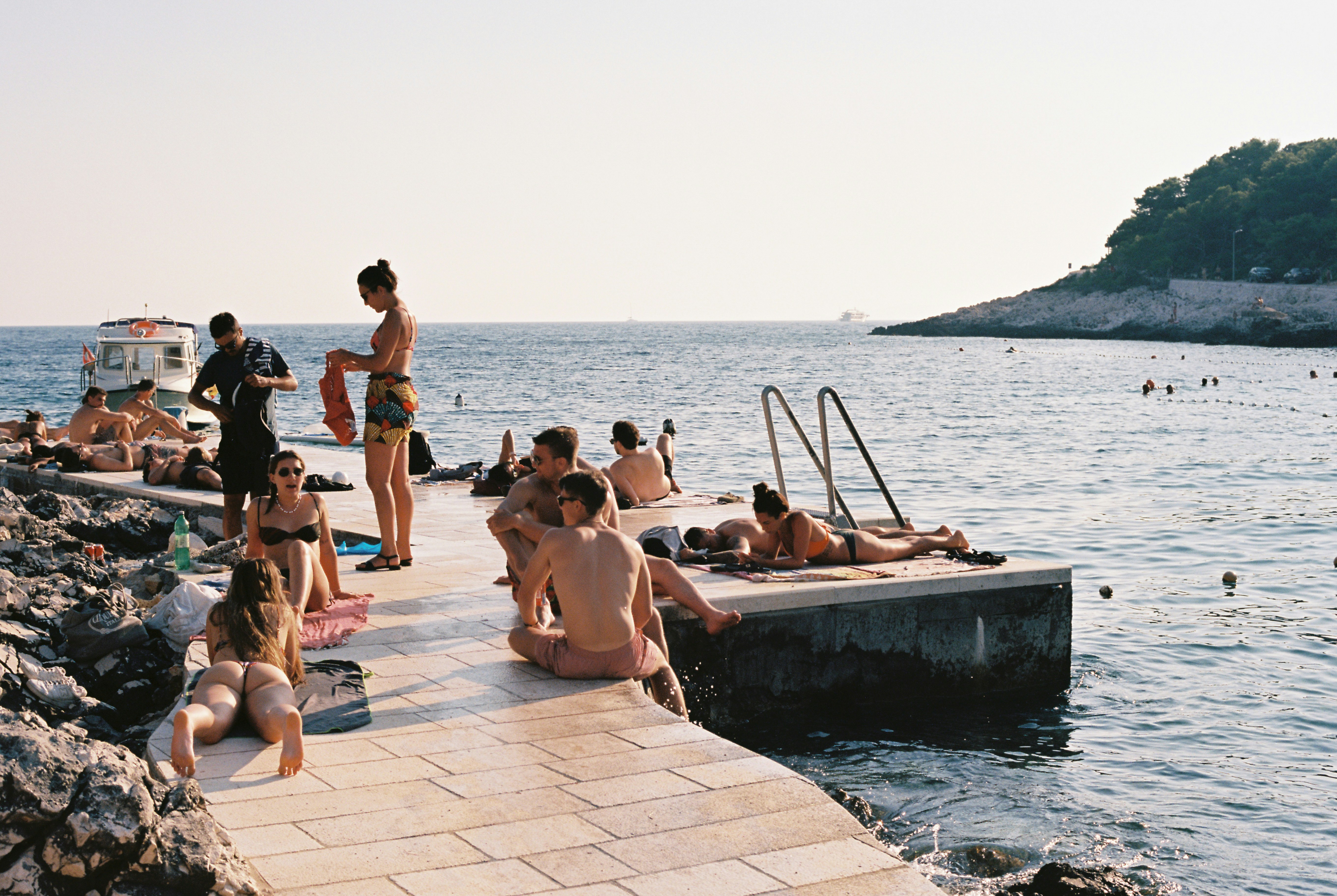 海に沈む夕日を背景にした海辺の露天風呂