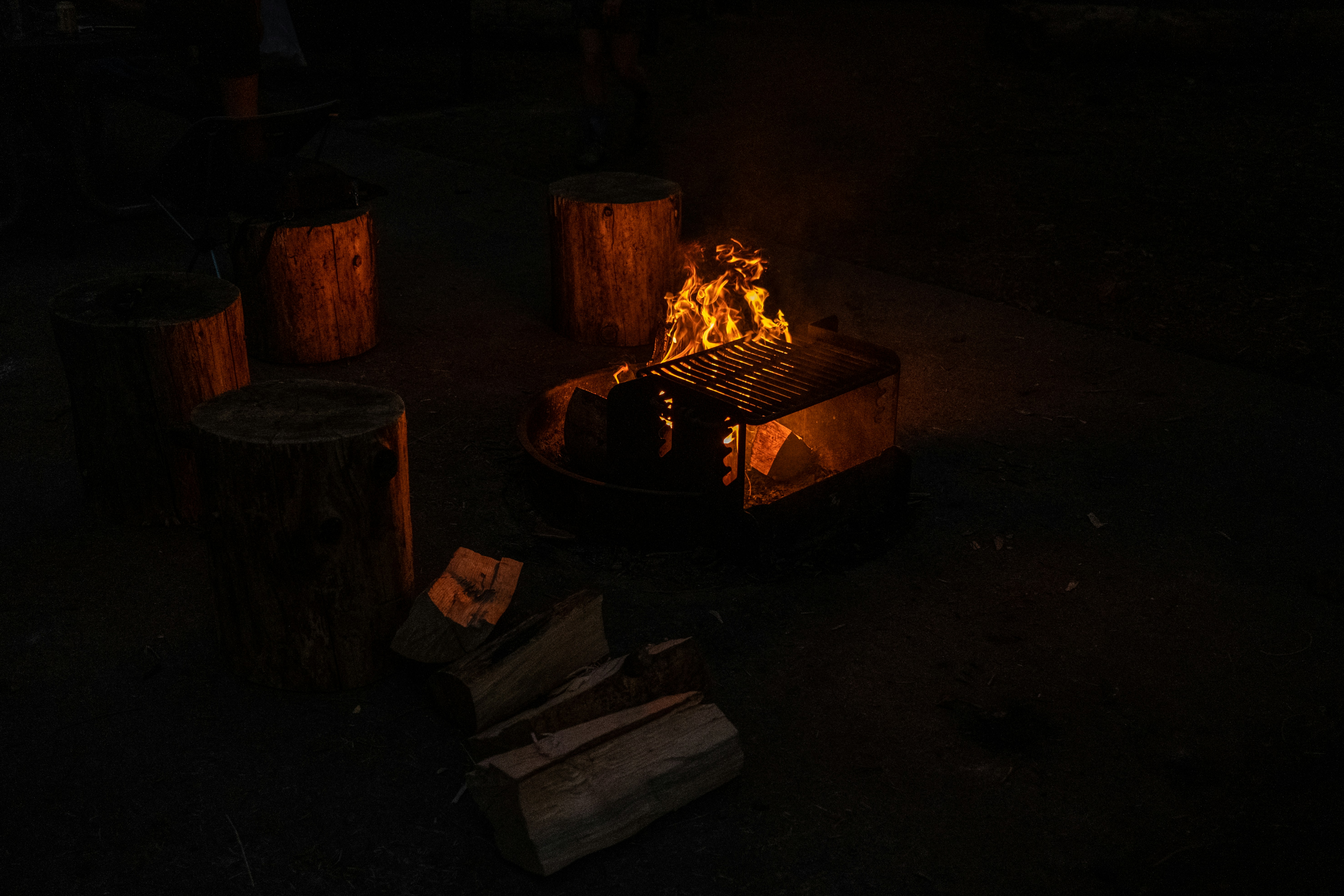 囲炉裏を囲んで温かい料理を楽しむ旅館の一室と、窓の外に広がる雪景色