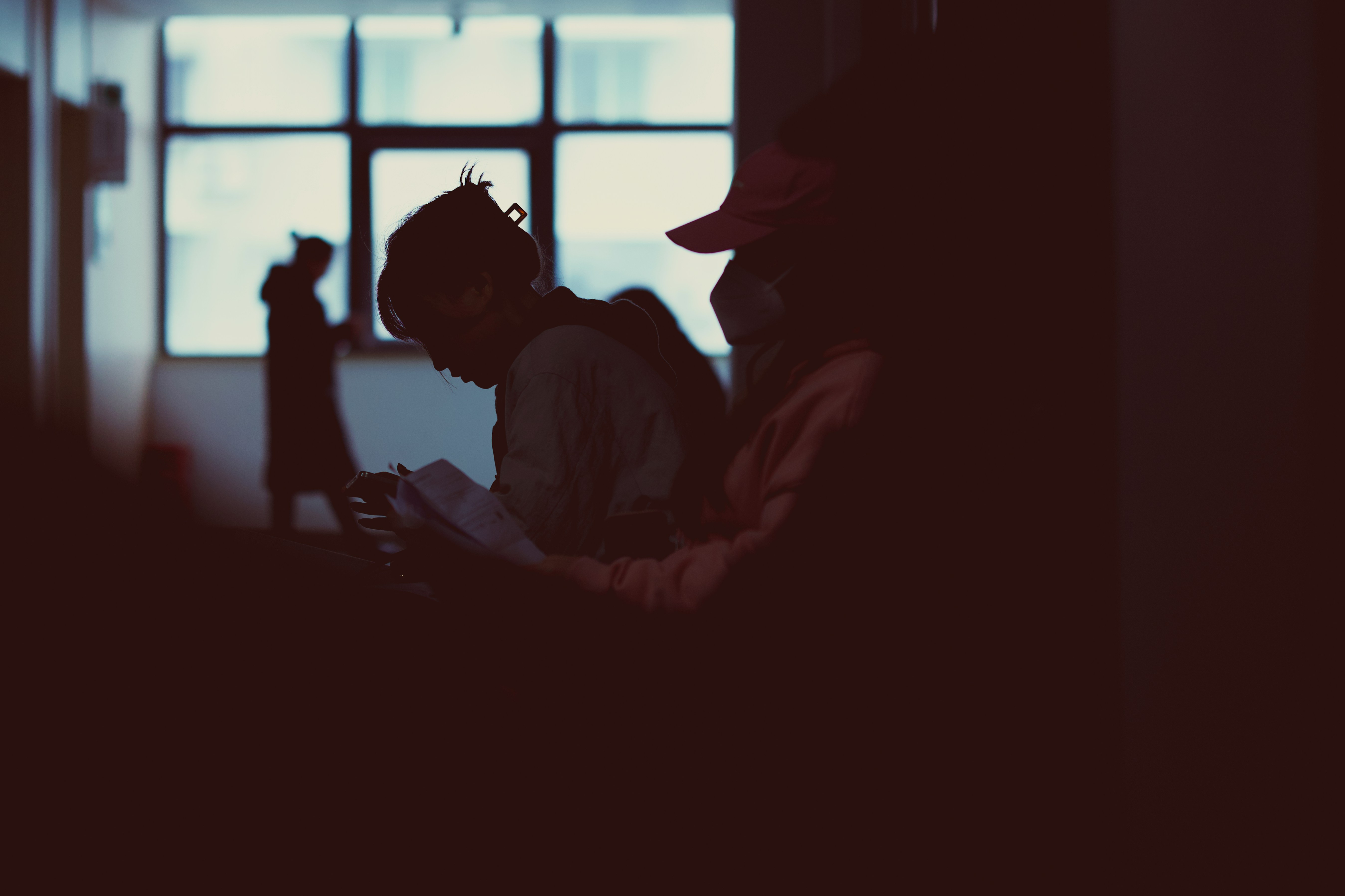 石段街沿いのカフェで提供される抹茶ラテと温泉まんじゅうが並ぶテーブル