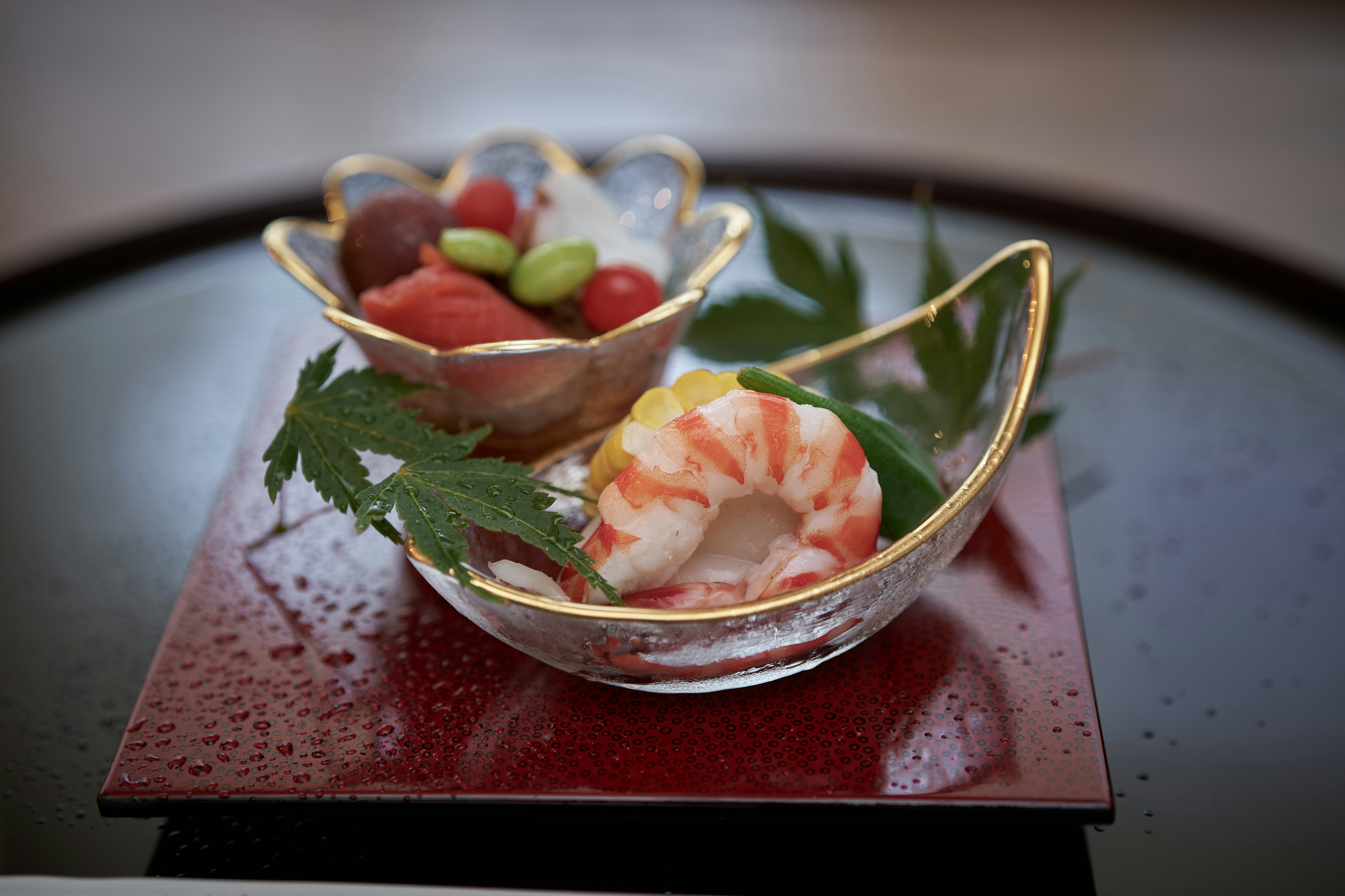 加賀野菜や香箱ガニを使った彩り豊かな会席料理が並ぶテーブル