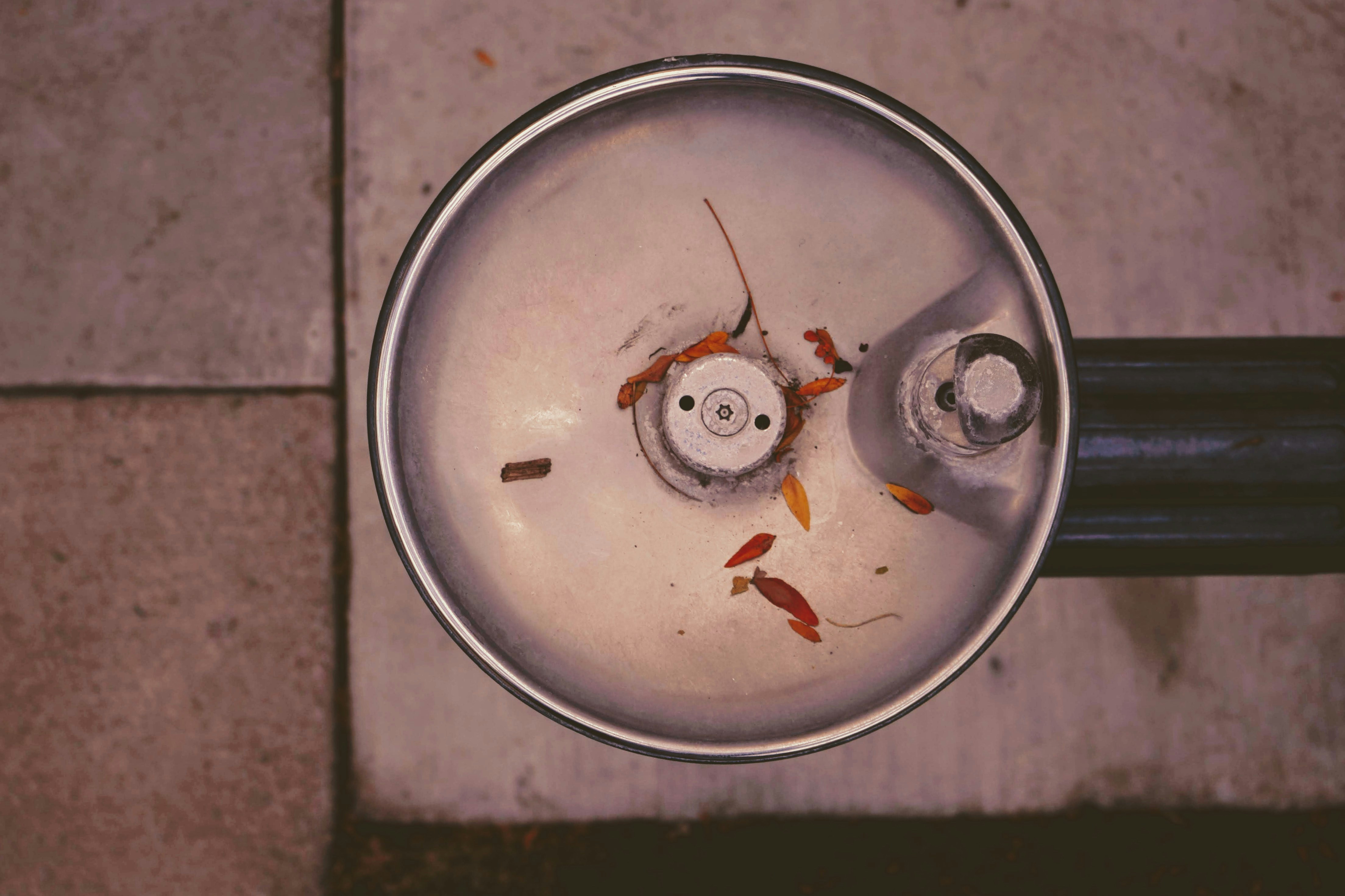 囲炉裏を囲んで提供される平家料理の食卓風景