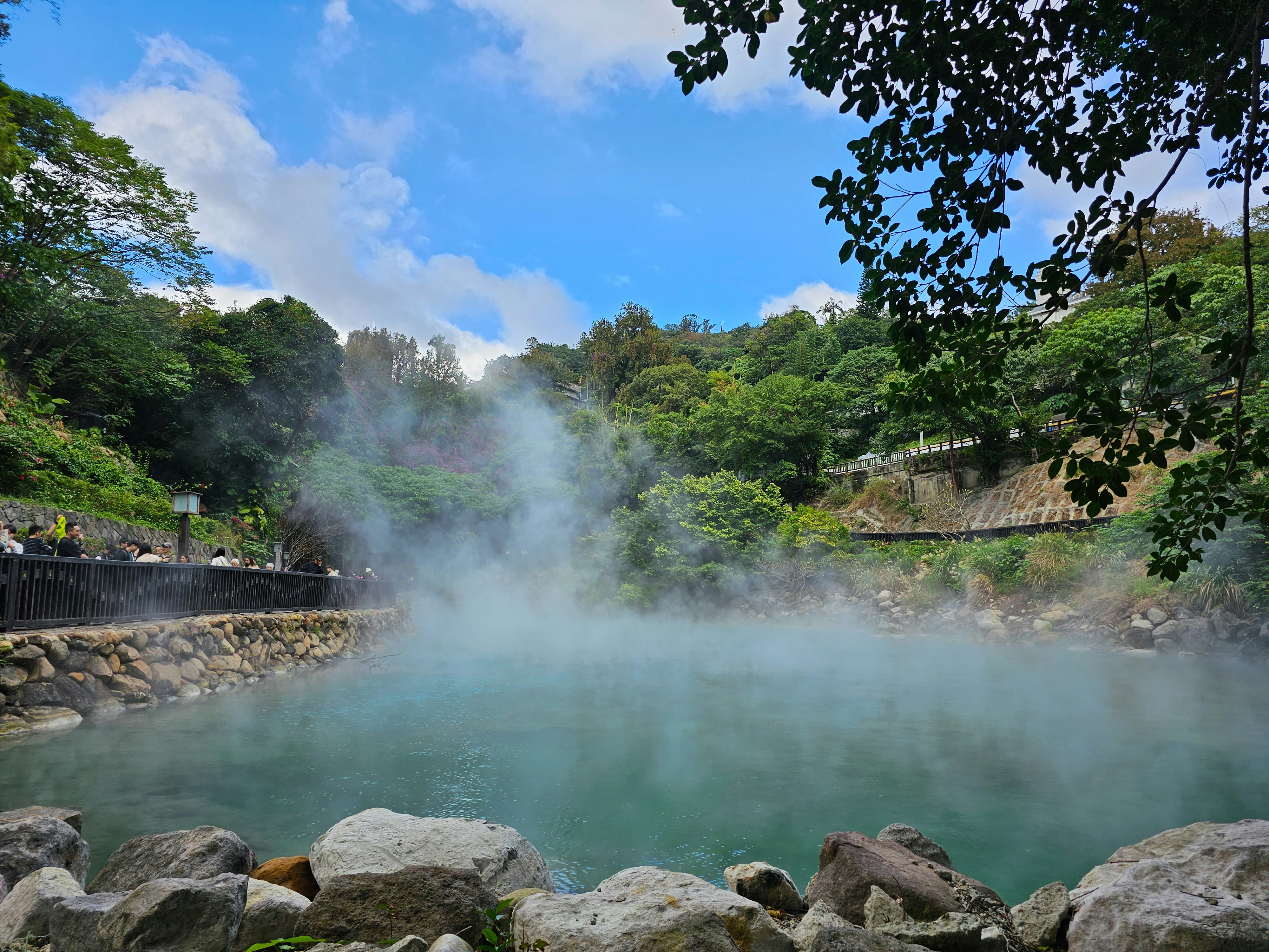 石畳が続く山鹿温泉の温泉街を夕暮れに散策する情景