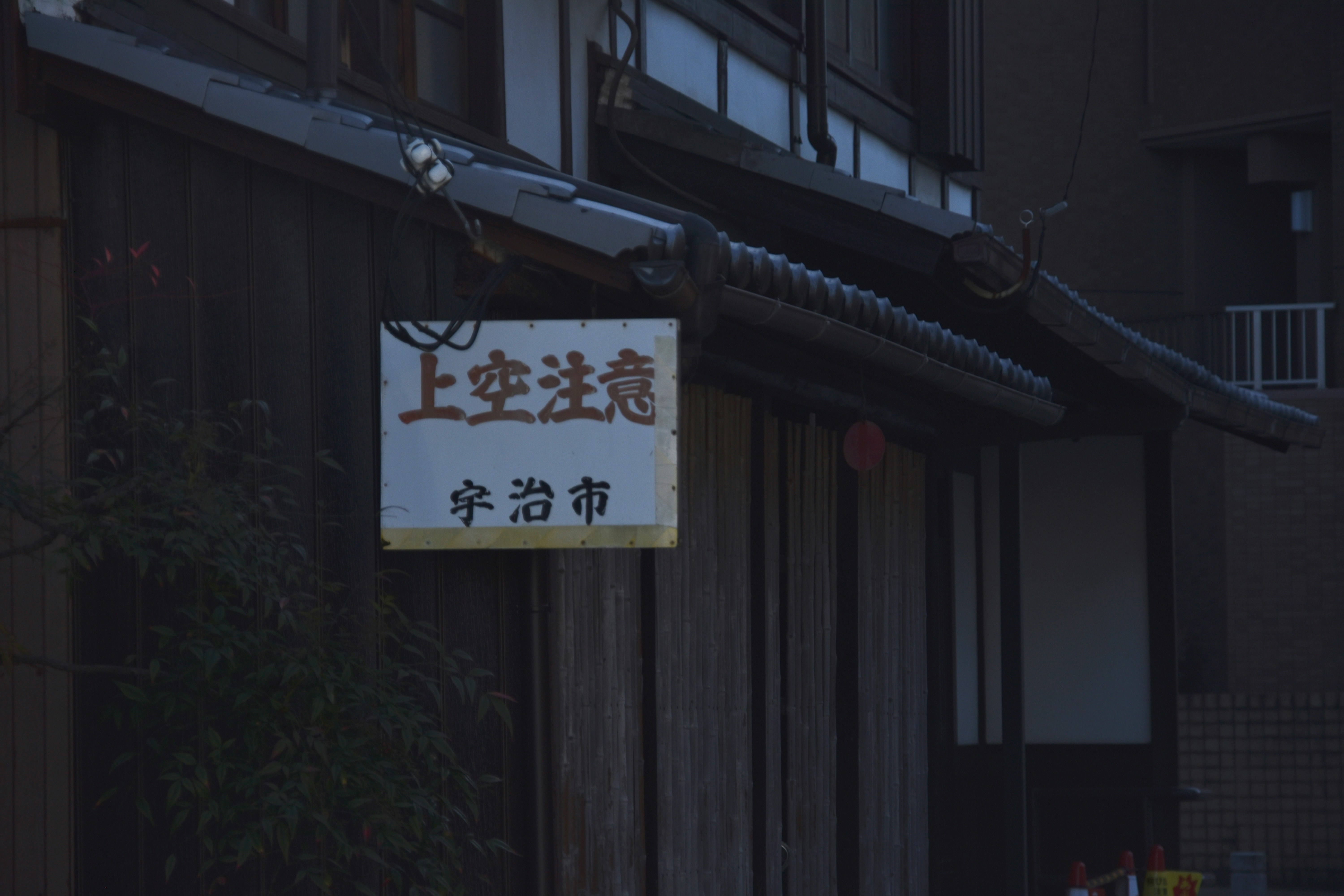 桂川沿いに立ち並ぶ修善寺温泉の宿と、湯けむりが立ちのぼる情緒ある町並み
