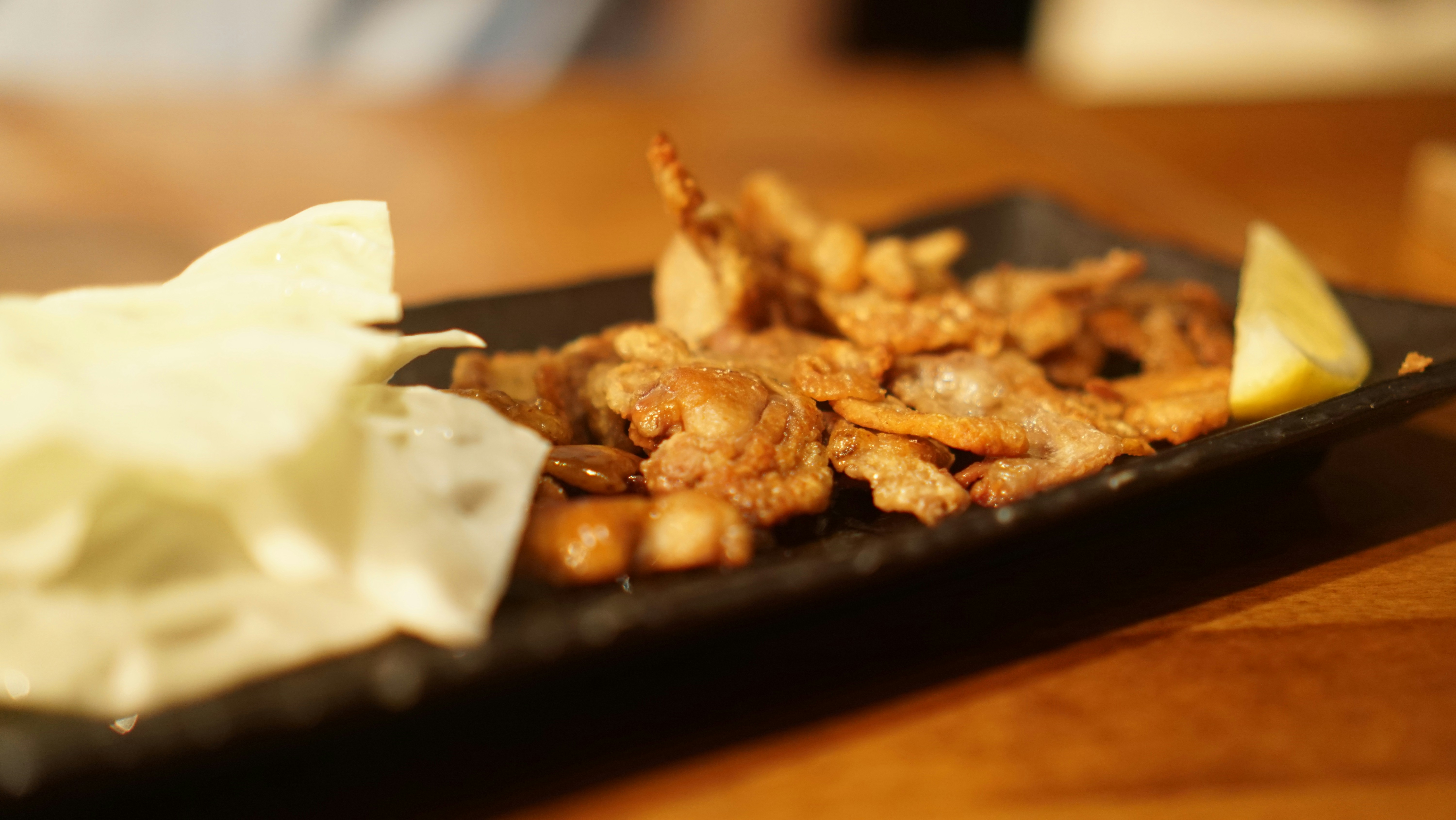 地元野菜をふんだんに使った色鮮やかな和食膳が木の器に並べられている様子