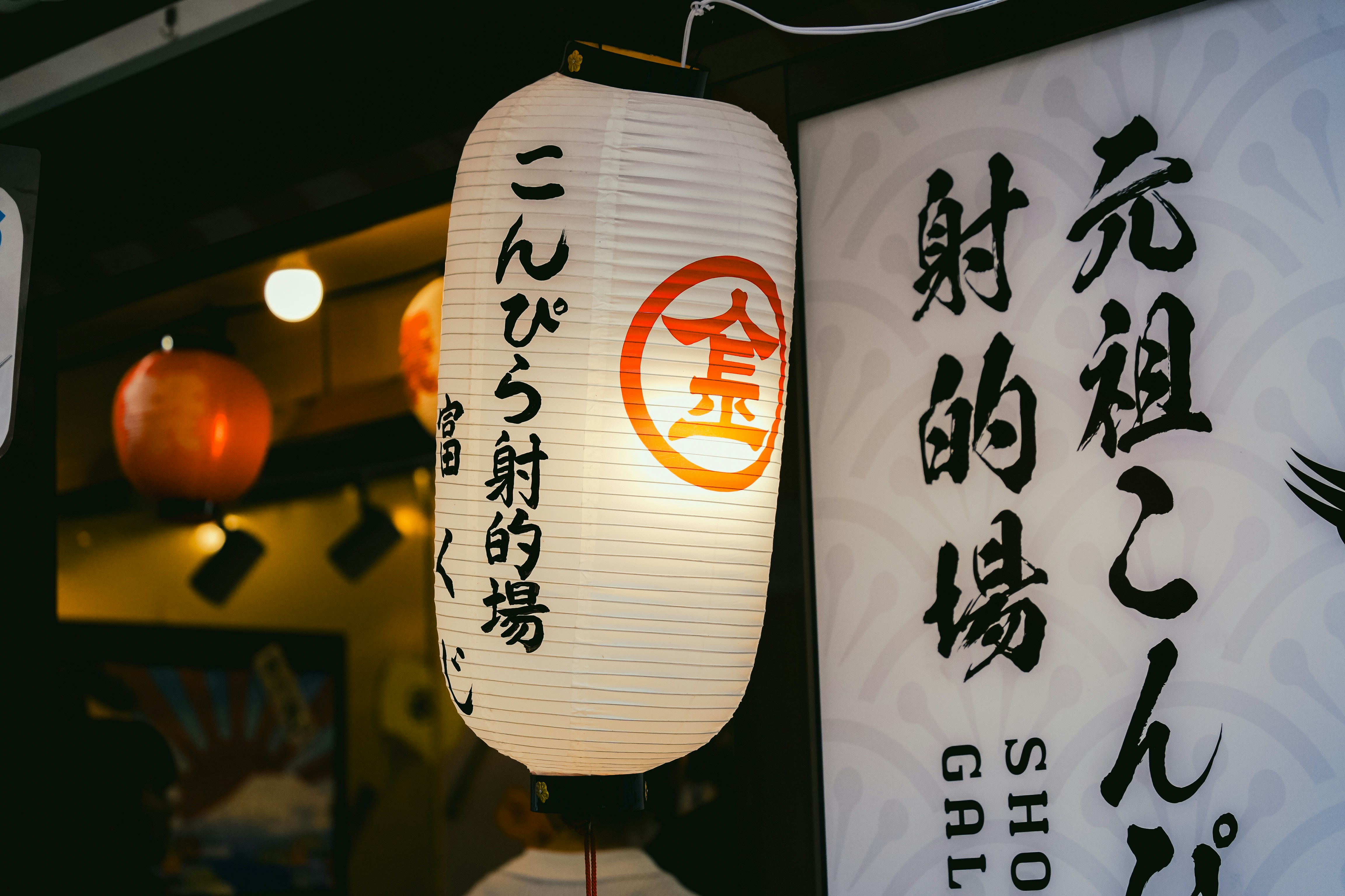 温泉旅行に持っていくと便利なグッズをまとめた写真（例：温泉バッグ、アメニティ、着替え、カメラなど）