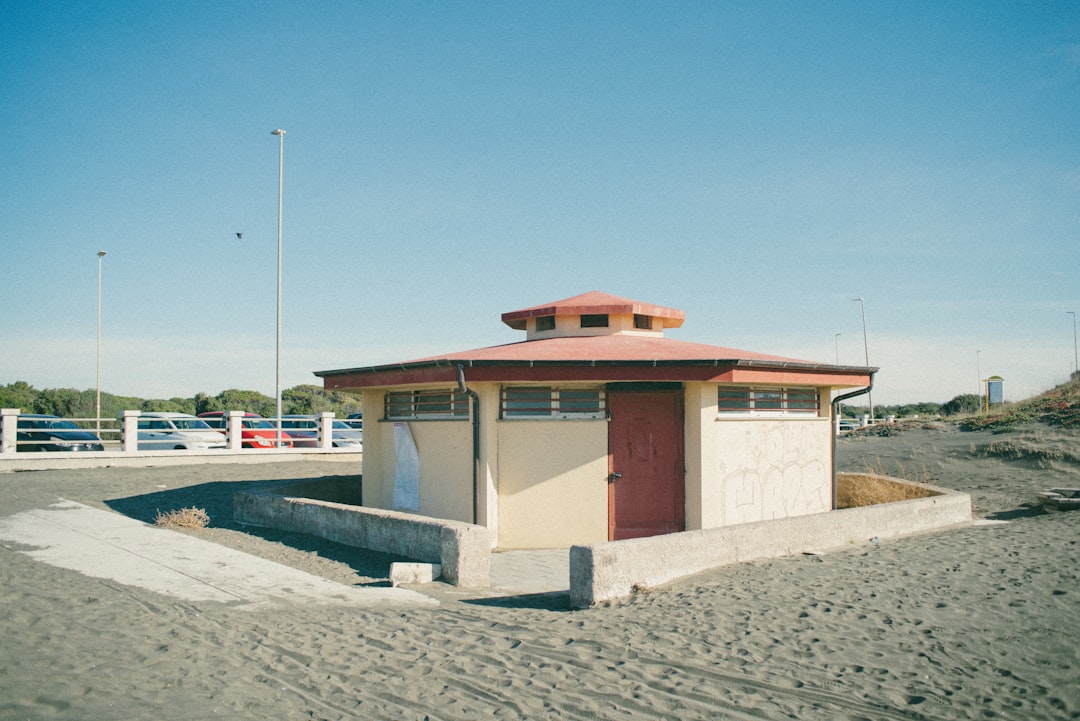 早朝の塚原温泉露天風呂から由布岳を望む構図