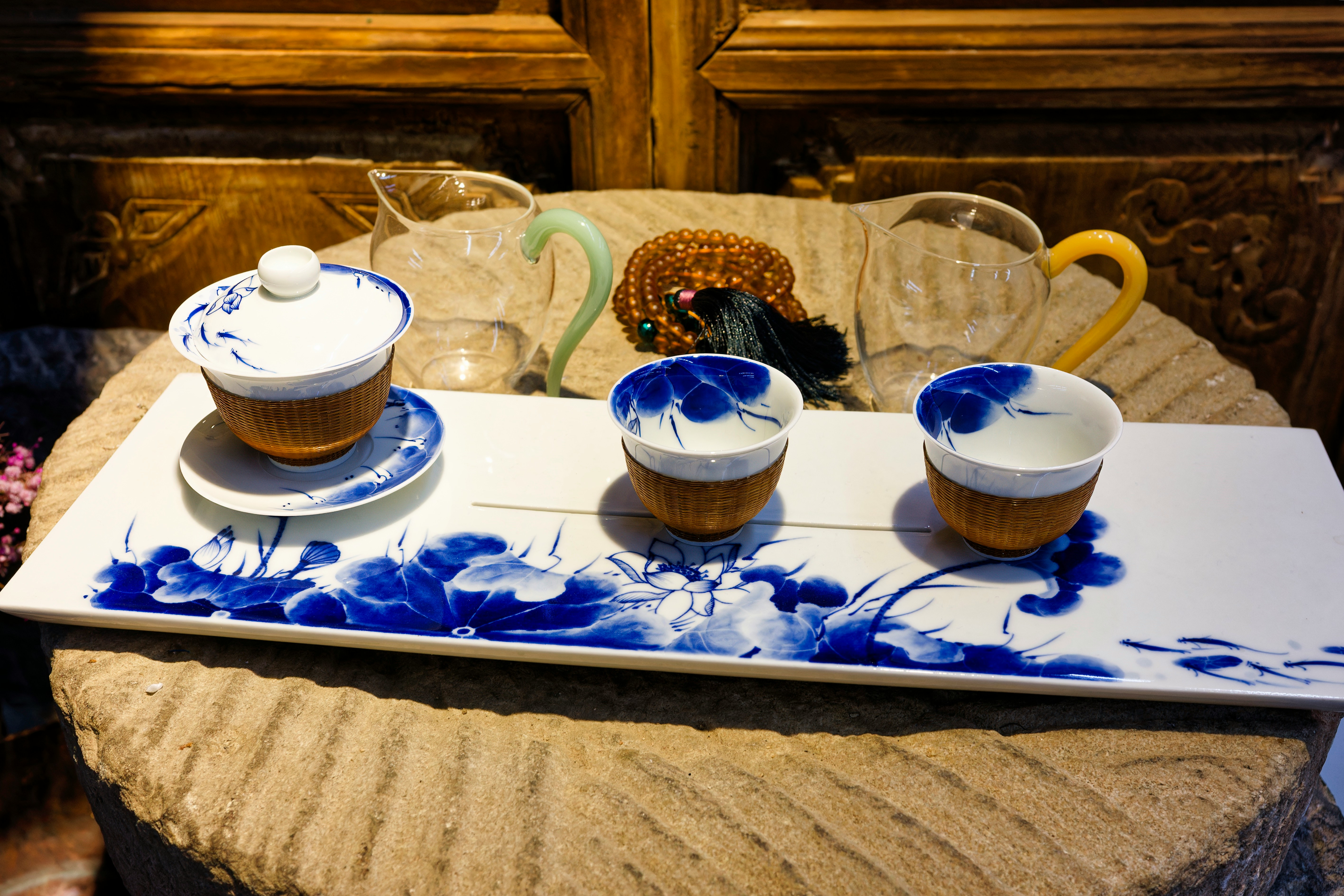 丁寧に盛り付けられた懐石料理の一例