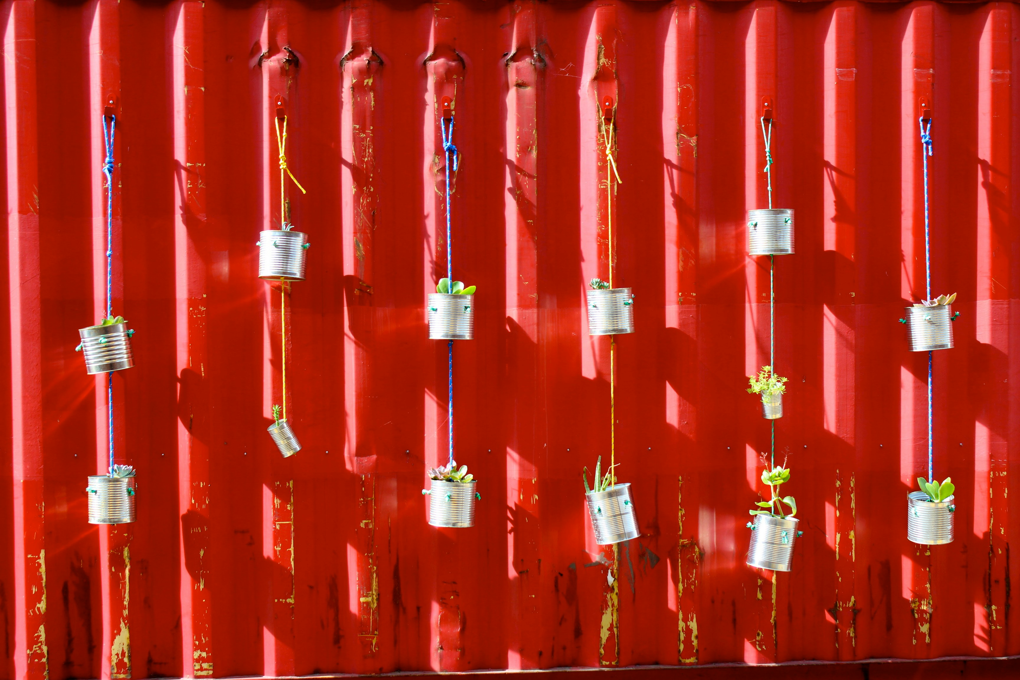 宿の庭園にある、モダンなデザインのオブジェ