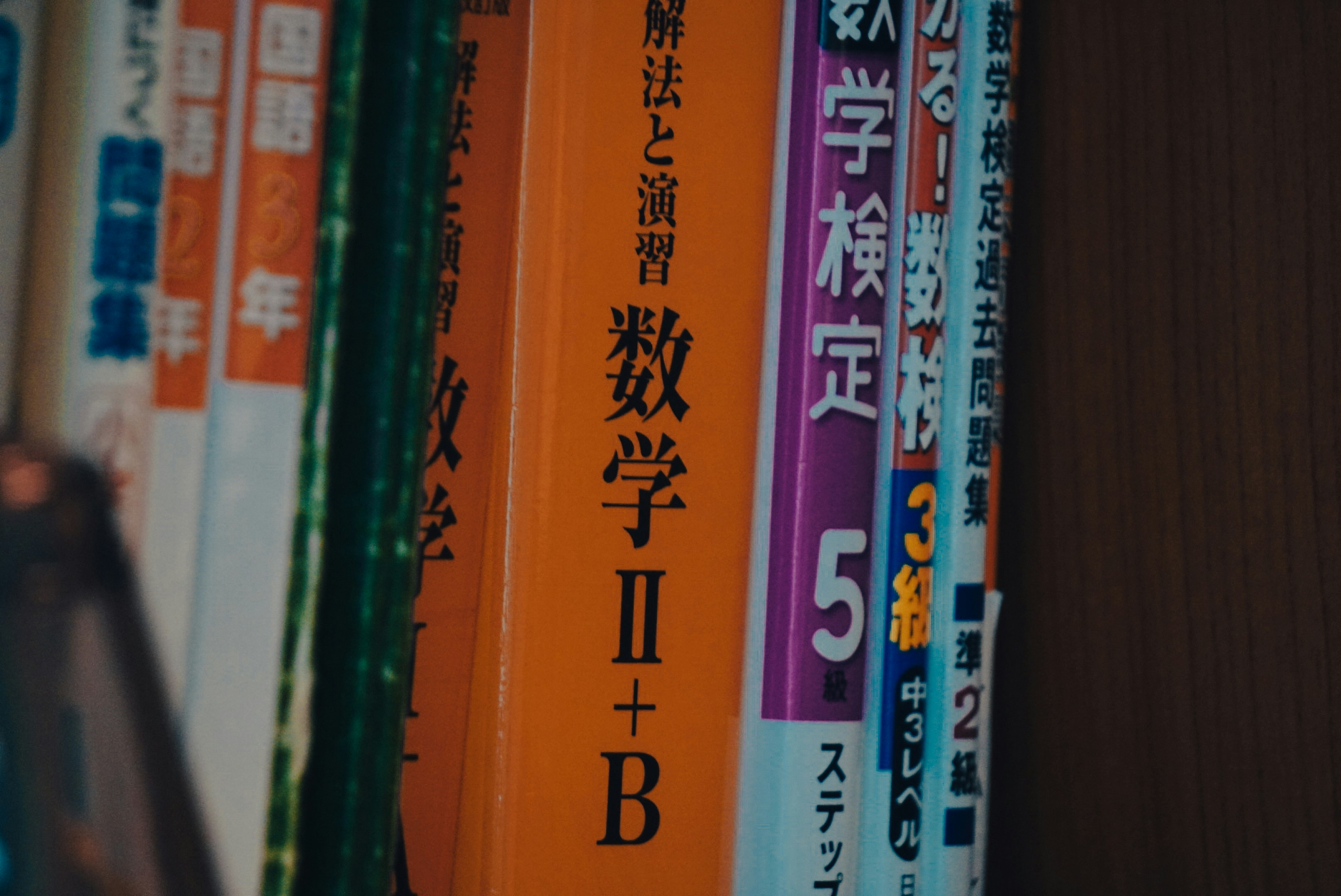 温泉に浸かりながら、本を読んでいる人の後ろ姿