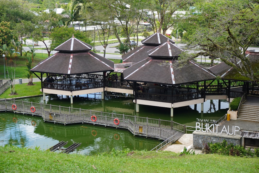 温泉旅館の客室に置かれた、タオル、アメニティ、浴衣などのセット