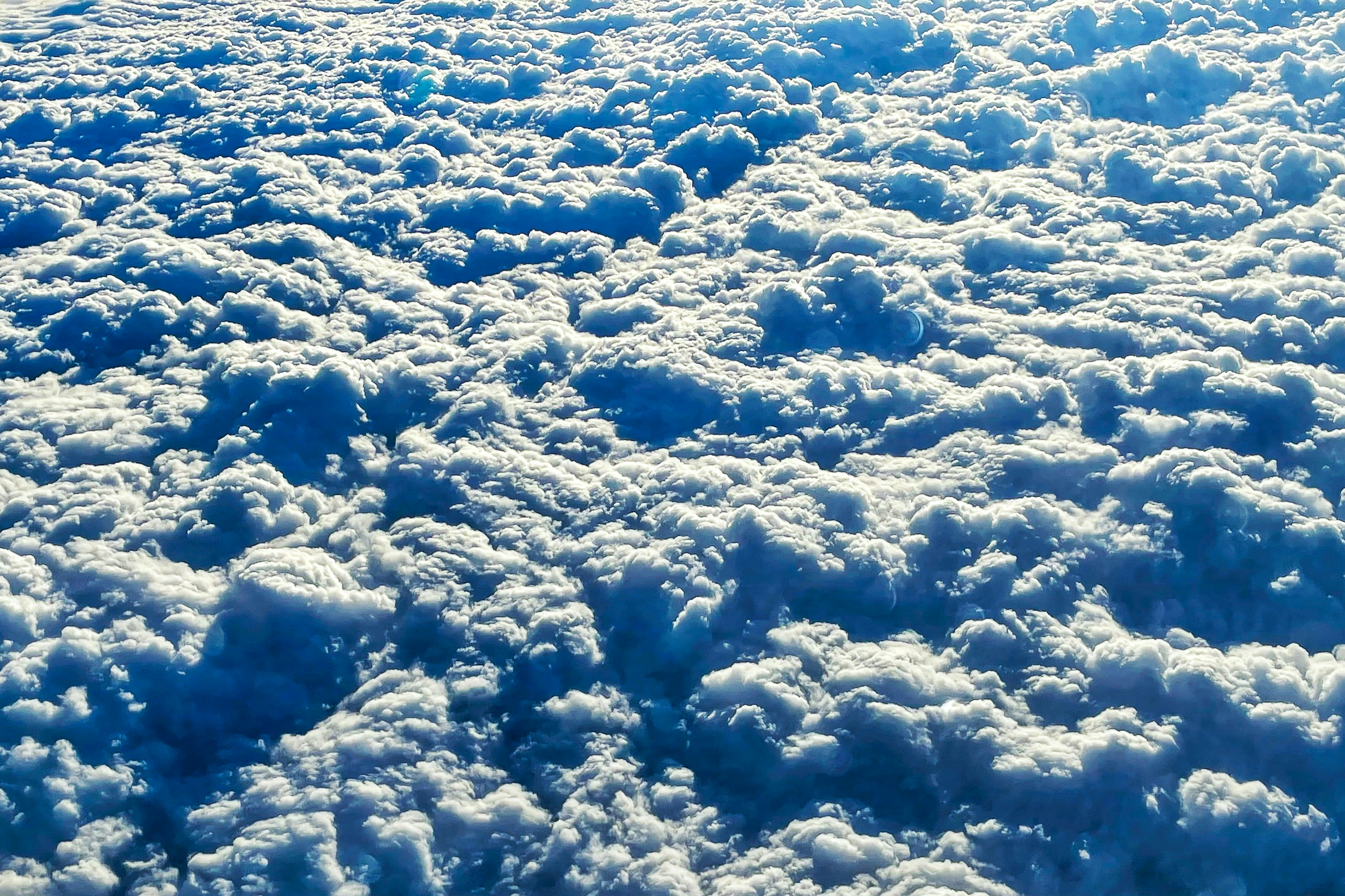 温泉に浸かりながら雲海を眺めている人物の後ろ姿