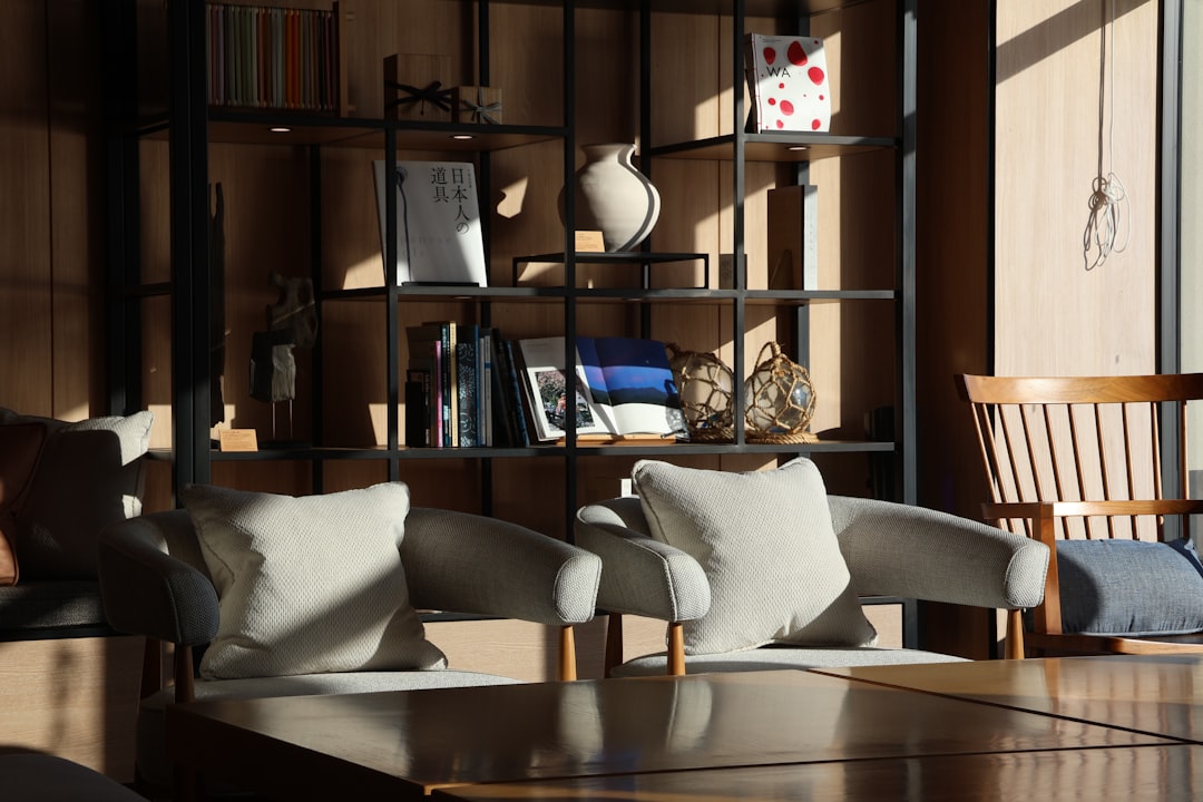 ロビーの大きな窓から光が差し込み、デザイン性の高いソファが配置されている様子