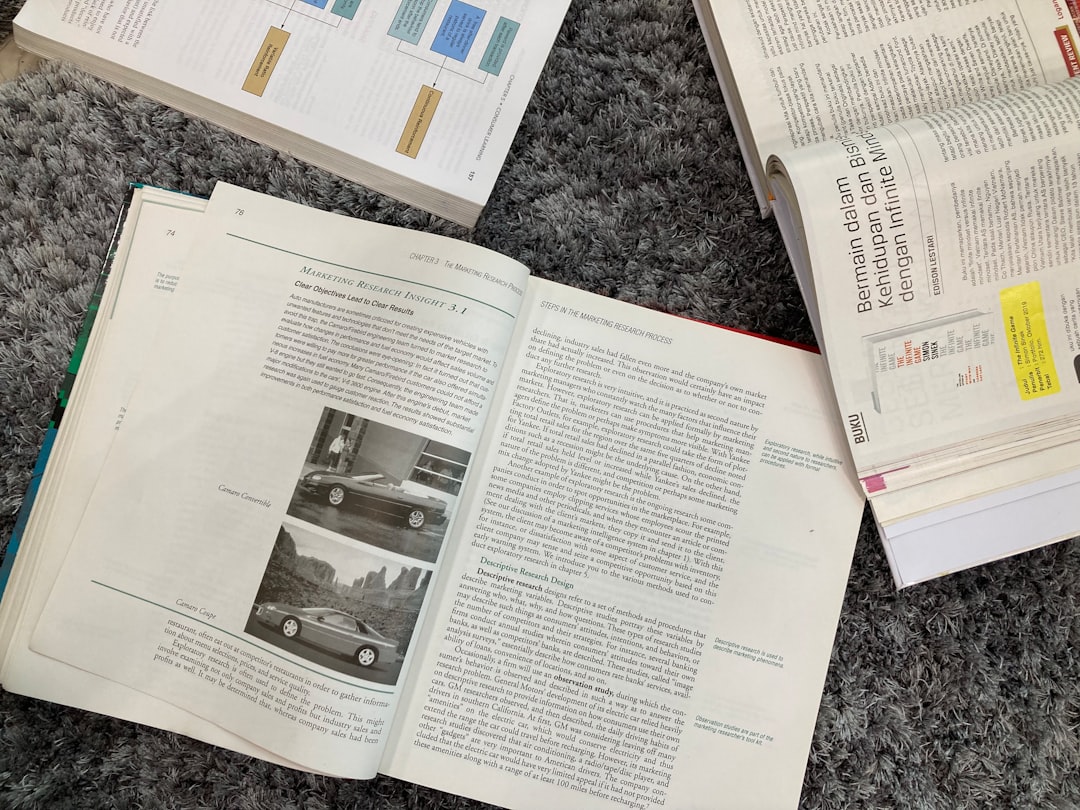 温泉分析書と、湯船に注がれる温泉をクローズアップした写真