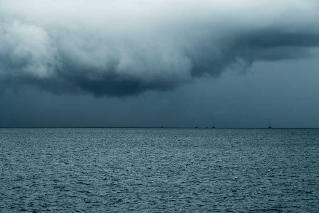 山の上から雲海を見下ろしている写真